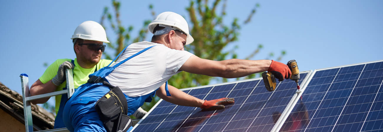 Contratistas instalando paneles solares